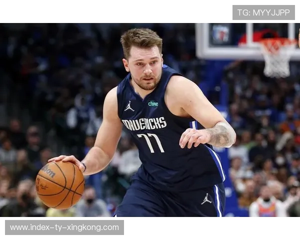 东契奇示范级突破上篮,独行侠保持领先