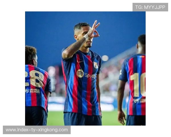 拉菲尼亚禁区内抢点补射成功